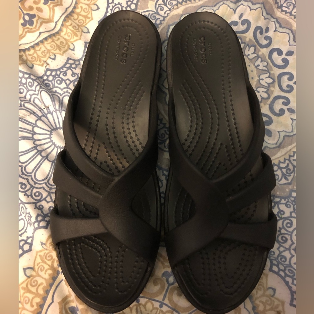 Women’s Crocs Black Sanrah Slip on Casual Sandal Size 10